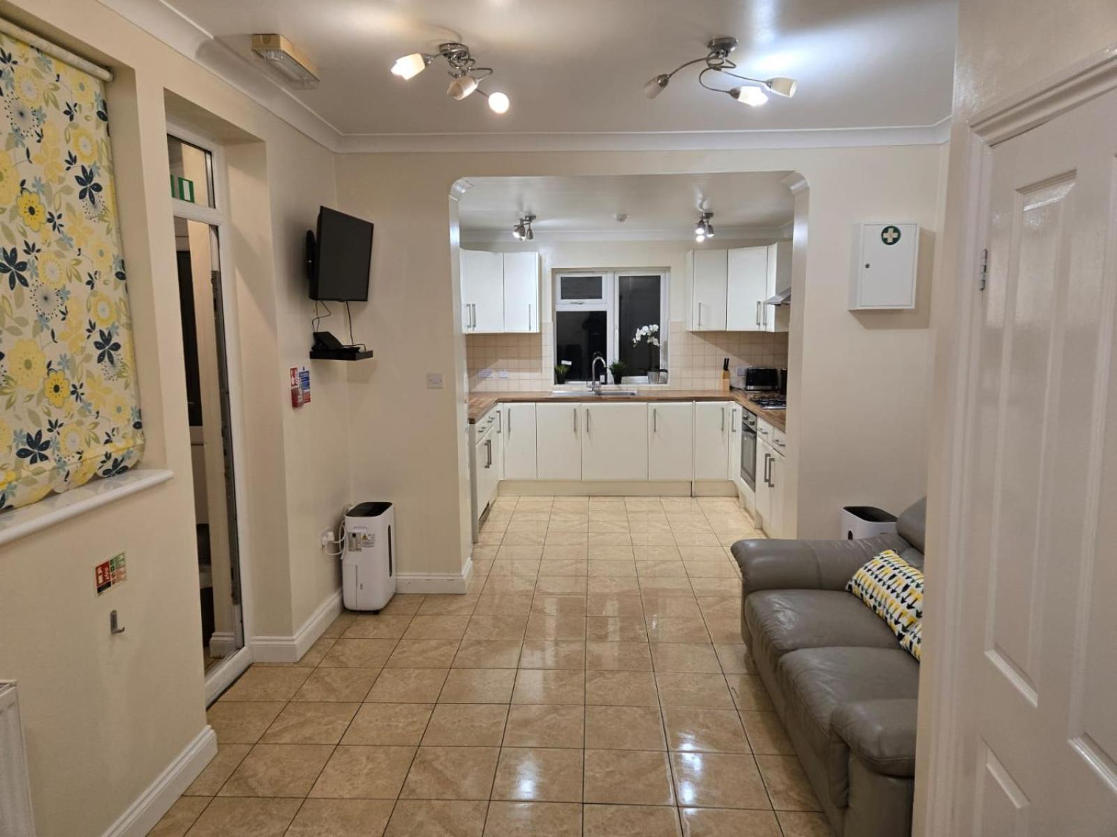 Chariss Room 5 Norwood Екстериор снимка